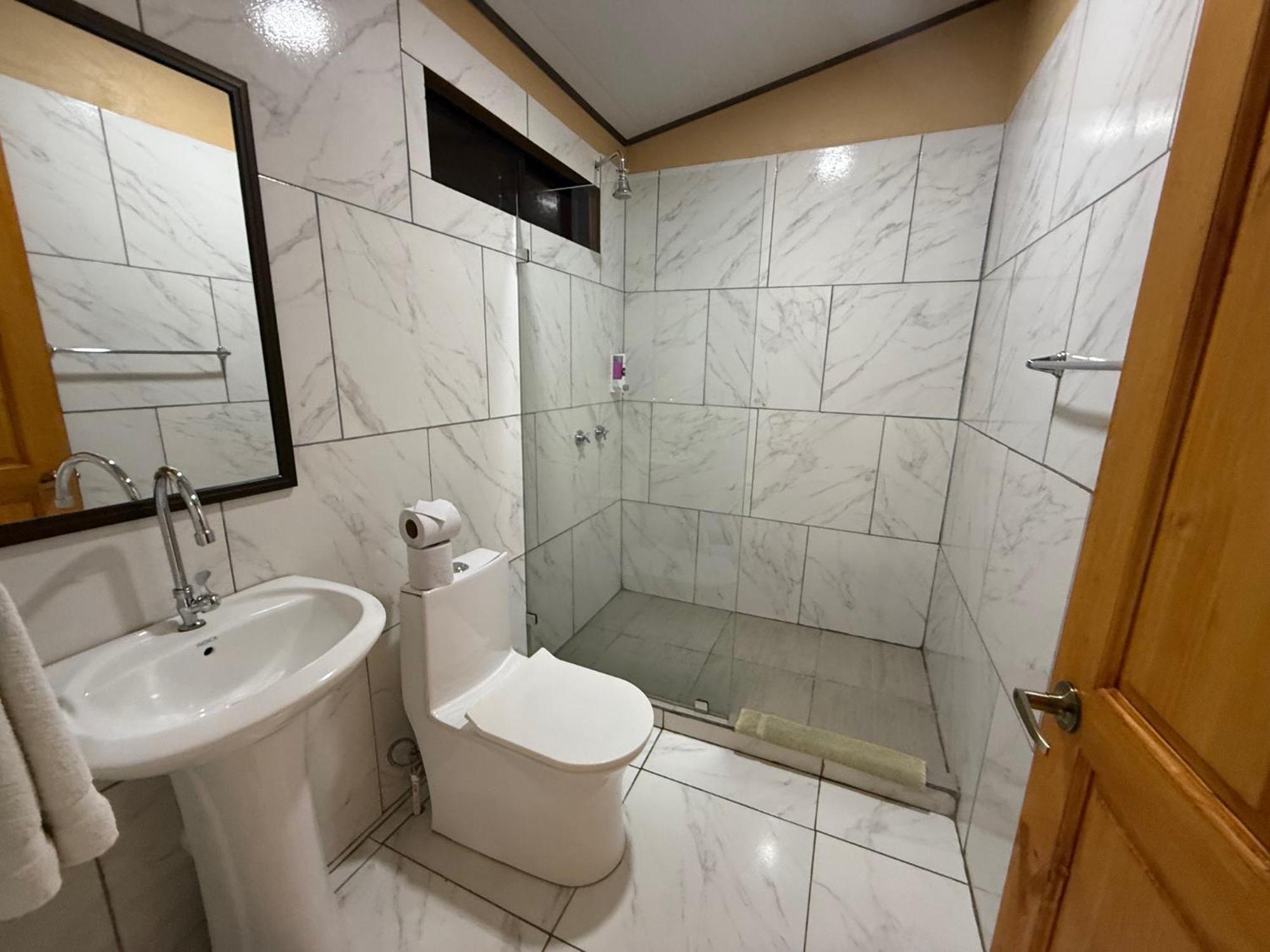Hotel Uran Rivas ภายนอก รูปภาพ